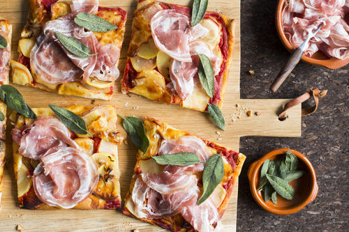 Kartoffel-Pancetta-Pizza mit Käse und frittiertem Salbei