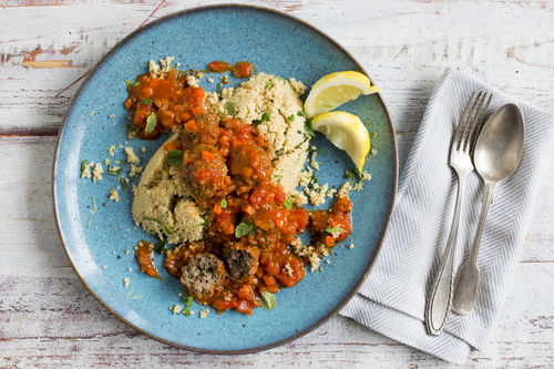 Marokkanische Hackbällchen in Tomatensauce mit Couscous