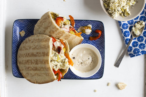 Feta-Gemüse im Pita-Brot mit Tahinisauce