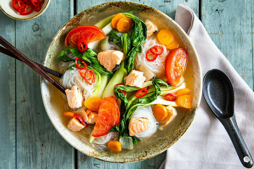 Glasnudelsuppe mit Zitronengras & Lachs mit Pak Choi, Karotte und Tomate