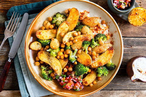 Kartoffel-Brokkoli-Gemüse dazu pikanter Joghurt und Tomatensalsa