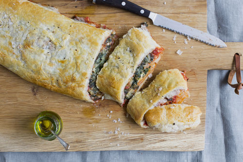 Heißer Spinatstrudel mit Kartoffeln und Basilikumöl