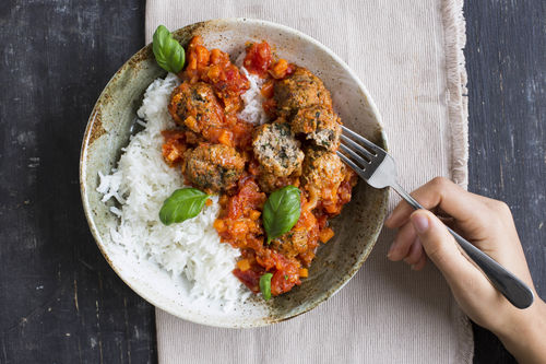 Ricotta-Hackbällchen in Tomatensud mit Reis