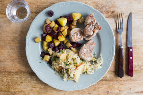 Saftige Schweinemedaillons mit Sauerkraut und Rote Beete-Gemüse