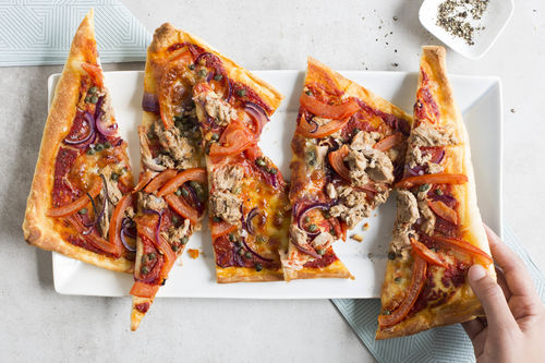 Thunfisch-Mozzarella-Pizza mit Zwiebeln und Kapern