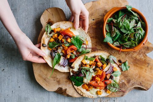 Süßkartoffeln im Tortilla mit Mangold und Mozzarella