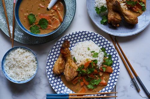 Krosse Hähnchenkeulen mit Sataysauce und Basmatireis