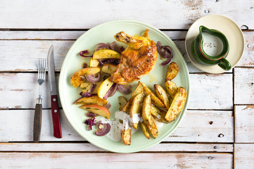 Hähnchen-Suprême aus dem Ofen mit Apfel und Kartoffelspalten