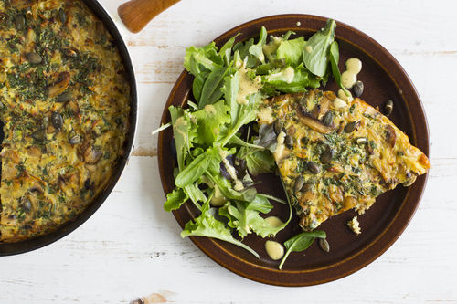 Pilz-Kartoffel-Frittata mit Kürbiskernen und Salat
