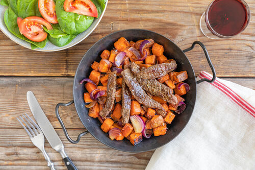 Rindergeschnetzeltes mit Süßkartoffeln dazu Spinat-Tomaten-Salat