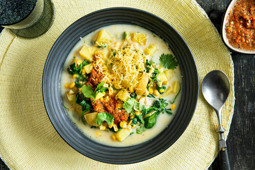 Kartoffelsuppe ecuadorianische Art mit Käse und Tomaten-Koriander-Ají