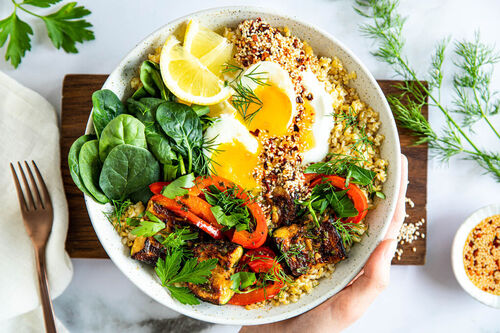 Special: Türkische Bulgur-Bowl mit Ei mit Paprika-Zucchini-Gemüse & Chili-Sesam-Öl
