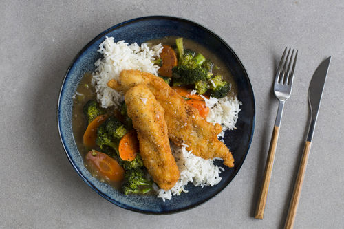 Katsu Curry mit Hähnchen dazu Teriyakisauce und Basmatireis