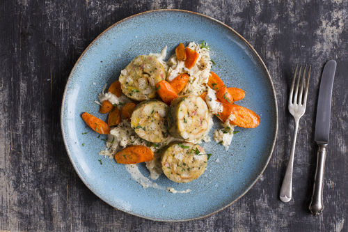 Speck-Semmelknödel auf Rahmsauerkraut mit Röstkarotten