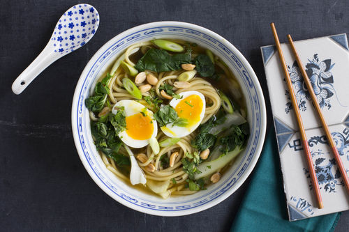 Udon-Eier-Suppe mit Pak Choi und Erdnüssen