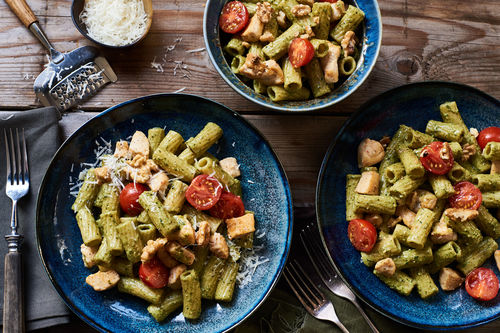 Hähnchenbrust mit Pasta und Walnuss-Basilikum-Pesto