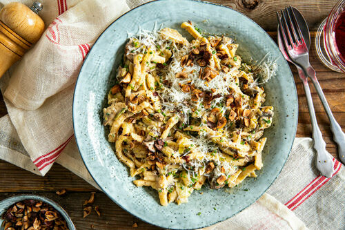 Spätzle in cremiger Pilzsauce mit Haselnüssen und Käse