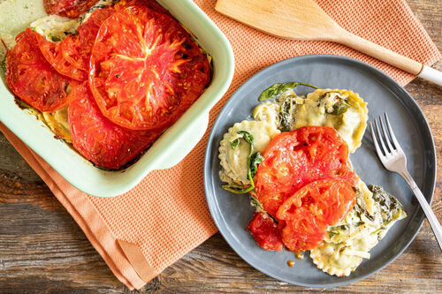 RESHOOT Überbackene Ricotta-Spinat-Tortelli mit Tomate in cremiger Spinatsauce