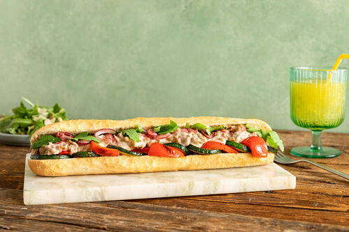 Veganes Pan Bagnat mit gebratenem Gemüse und Rucola