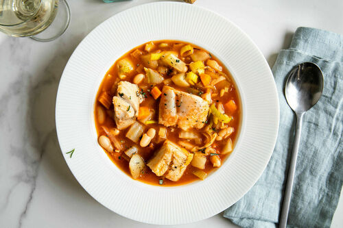 Aromatische Fischsuppe mit Fenchel mit weißen Bohnen und Rosmarin