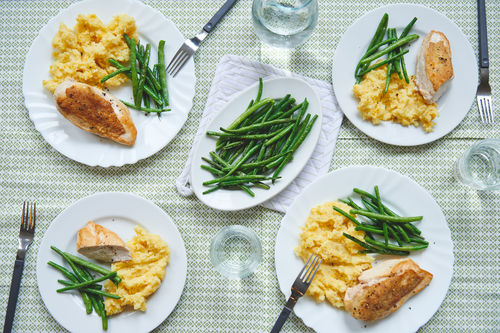 Saftige Hähnchenbrust mit Kartoffel-Mais-Stampf und grünen Bohn