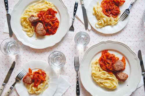 Zartes Schweinefilet mit roter Sauce und Tagliatelle