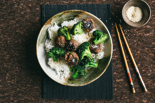 Sesam-Teriyaki-Hackbällchen mit Brokkoli und Reis