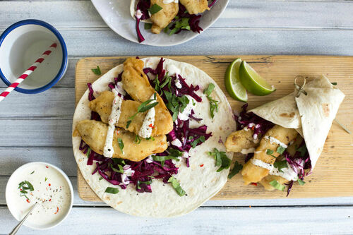 Mexikanische Hähnchenwraps mit Rotkohlsalat und Limetten-Joghurt-Dip