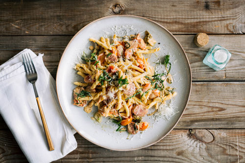 Würzige Salsiccia-Pasta mit Kirschtomaten und Kapern