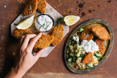 Rote Linsen-Köfte mit Granatapfel-Gurkensalat