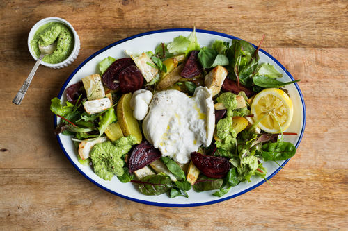 Cremiger Burrata mit Pesto und geröstetem Wurzelgemüse