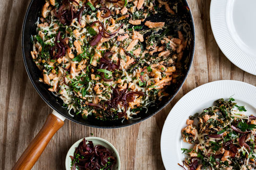 Käsespätzle-Pfanne mit Mangold und geschmorten Zwiebeln