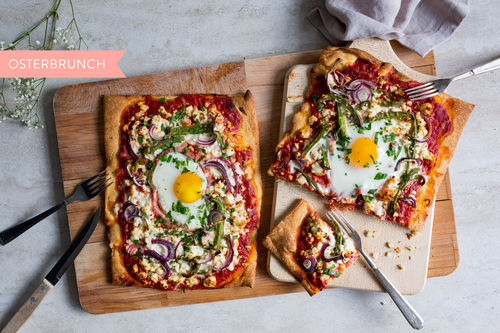 Shakshuka-Pizza mit Eiern und Fetakäse