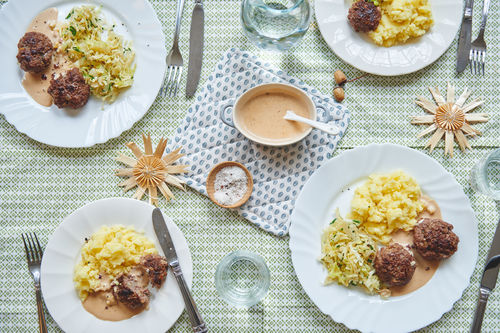 Herzhafte Frikadellen mit Wirsing und Preiselbeerrahm