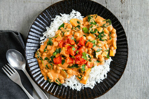 Kichererbsencurry mit Zucchini & Spinat dazu Sriracha-Tomaten, Koriander und Reis