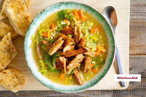Gemüsesuppe mit veganem „Hähnchen“ dazu knuspriges Knoblauchbrot
