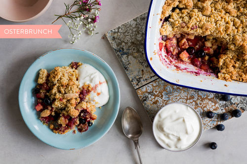 Blaubeeren-Apfel-Crumble mit Joghurt