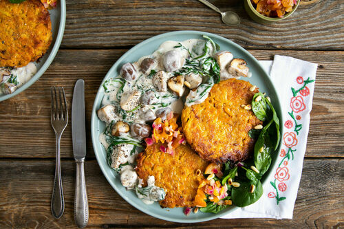 RS Süßkartoffel-Pastinaken-Rösti mit Käse dazu Rahmchampignons, Salat und Chutney