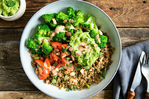 Warmer Brokkoli-Quinoa-Salat mit Sriracha-Dip und Rauchmandeln