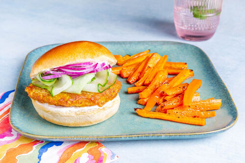 „Chicken“-Katsu-Burger vegan mit Karottenpommes und eingelegter Gurke