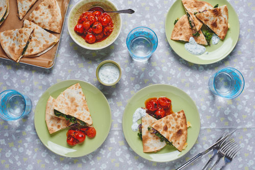 Mexikanische Quesadillas mit gerösteten Tomaten und Dip