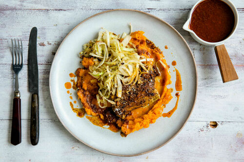 Portugiesisches Schweinesteak mit Süßkartoffelpüree und Krautsalat