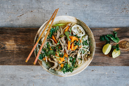 Vietnamesische Phô-Suppe mit Rind und Reisbandnudeln