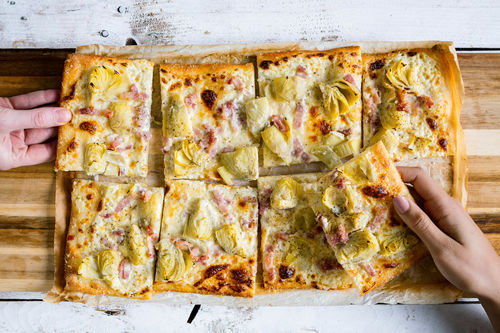 Artischocken-Speck-Pizza mit Knoblauchcreme