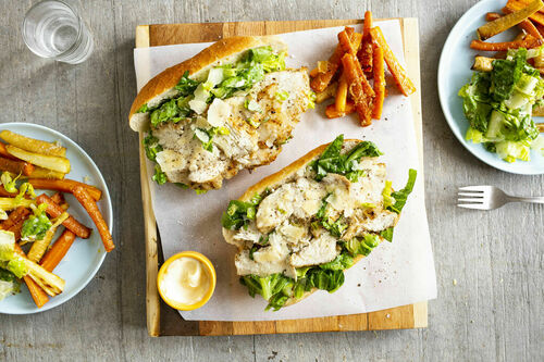 Hähnchensandwich Caesar-Style mit Gemüsepommes und Mayonnaise