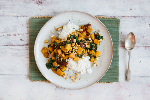 Süßkartoffel-Tamarinden-Curry mit Kokosmilch und Erdnüssen
