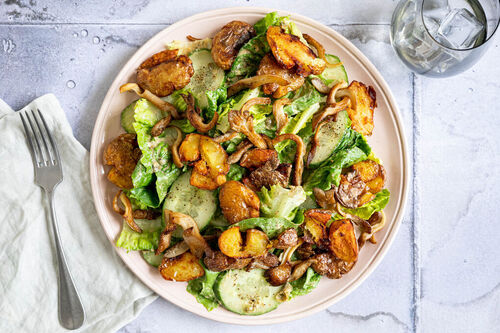 Austernpilze Caesar Salad Style mit Tahinidressing und Quetschkartoffeln