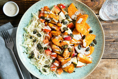 Cobb Salad mit „Hähnchenschnetzeln“ mit Süßkartoffeln und veganem Mayodressing