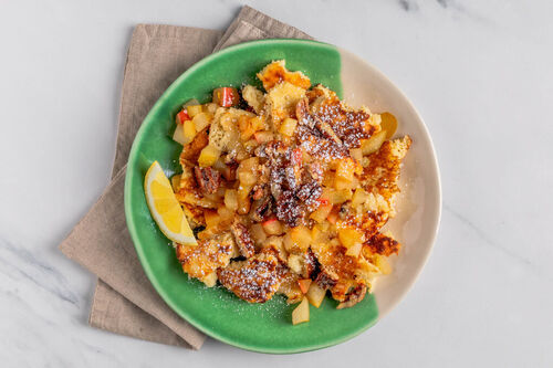 Kaiserschmarrn mit kandierten Nüssen und Apfel-Birnen-Kompott