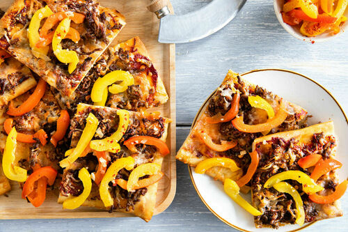 Hackfleischpizza mit Paprikarelish würzig-fein mit Knoblauch und Oregano